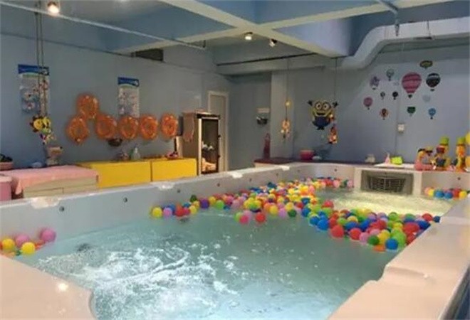 浪花朵朵嬰兒游泳館