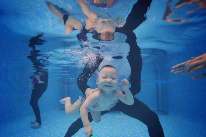 月蓝湾婴儿游泳馆